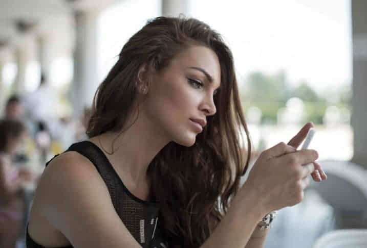 ragazza legge con interesse un messaggio su Whatsapp