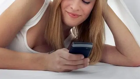 Ragazza riceve messaggi piacevoli su Whatsapp