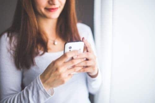 Ragazza che riceve il messaggio del buongiorno