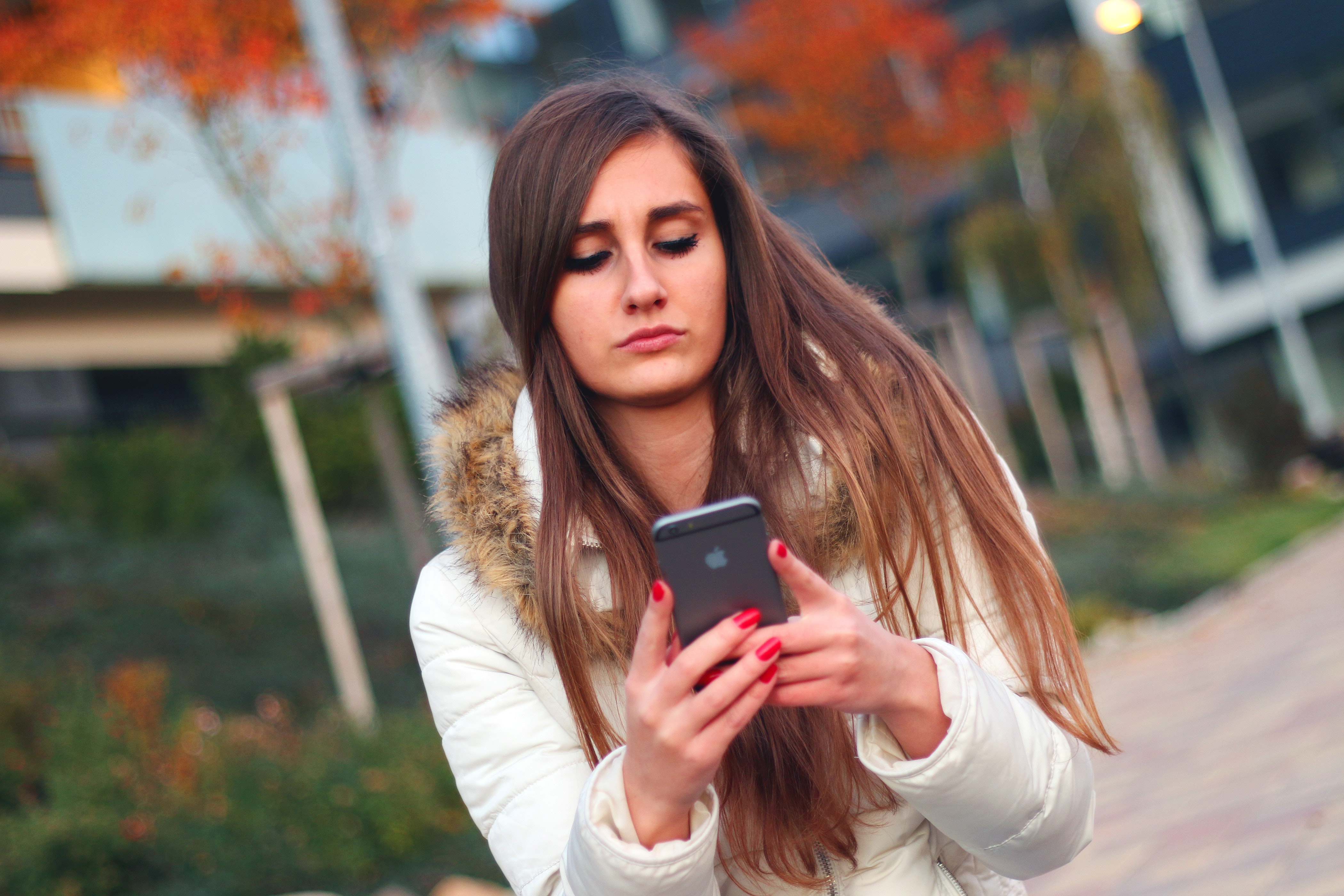 Ragazza messaggia con ragazzi diversi su Whatsapp